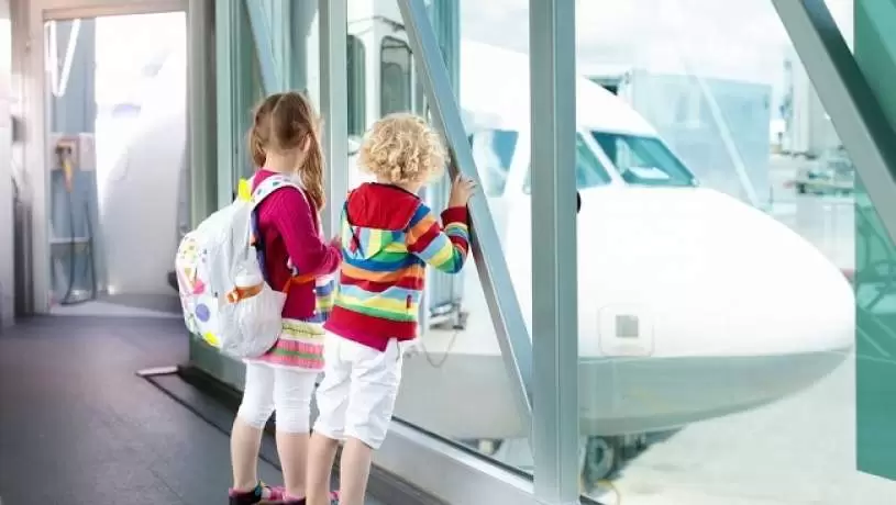 کودکان در فرودگاه