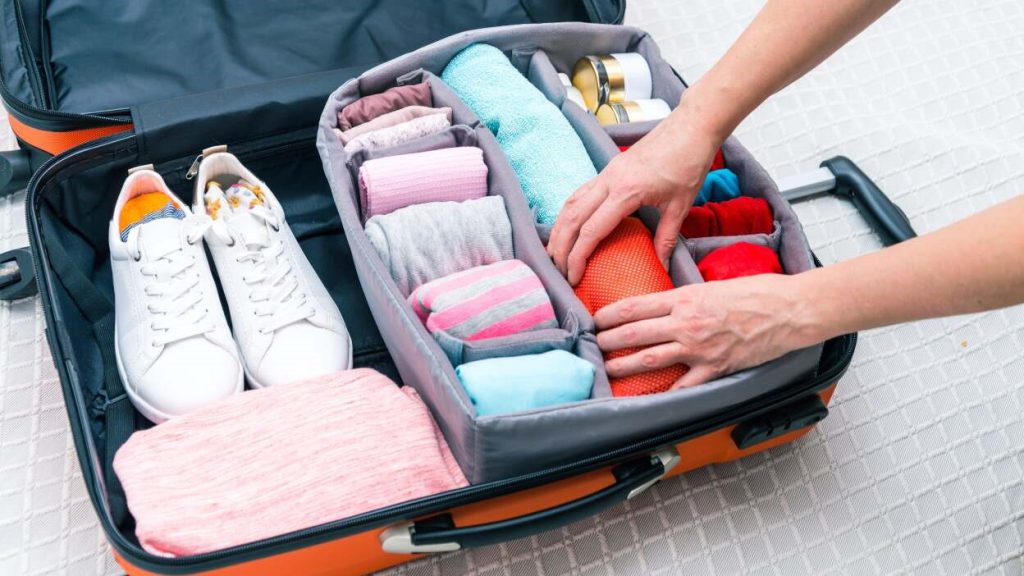 چیدن لباس های غیر رسمی در چمدان