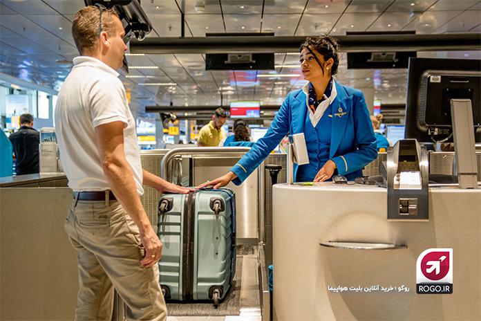 چک کردن و آماده سازی چمدان ها در فرودگاه